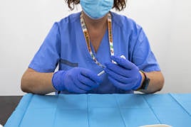 Una sanitaria prepara una vacuna en el Hospital General de Alicante.