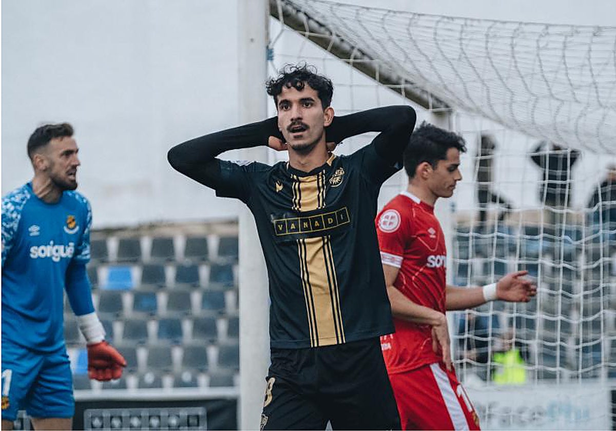 Un jugador del Intercity lamenta una ocasión desperdiciada