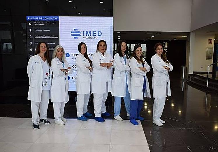 Imagen principal - Lidia Gil con su equipo de supervisión de enfermería de IMED Valencia