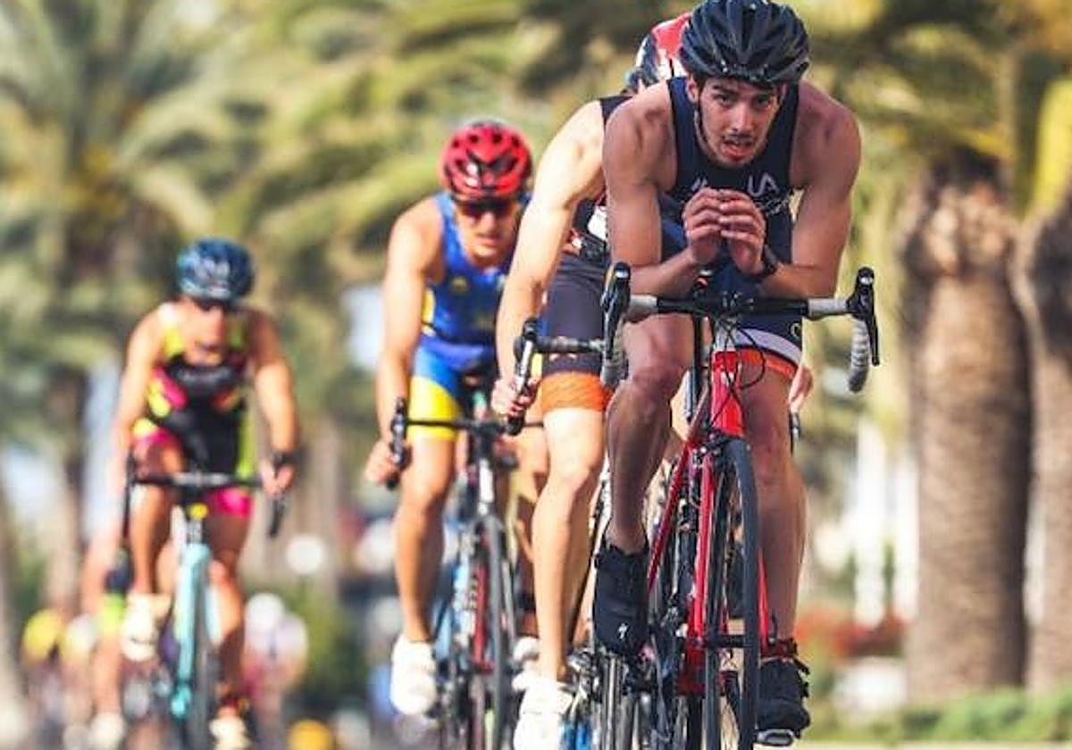 Participantes de la triatlón en bicicleta.