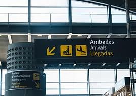 Cartel en el aeropuerto Alicante - Elche Miguel Hernández