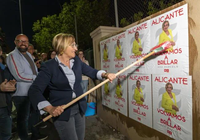Simulacro de la pegada de carteles de la candidata Ana Barceló.