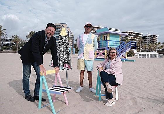 El alcalde, Luis Barcala, con la vicealcaldesa, Mari Carmen Sánchez, y el artista Antonyo Marset, con la nueva caseta de la Playa de San Juan.
