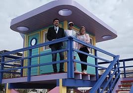 Visita del alcalde y la vicealcaldesa a la nueva caseta de socorristas de la playa de San Juan.