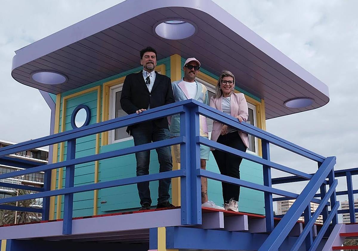 Visita del alcalde y la vicealcaldesa a la nueva caseta de socorristas de la playa de San Juan.