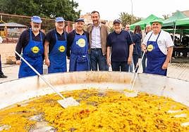 El alcalde de Elche, Carlos González, junto a los responsables de la paella gigante.