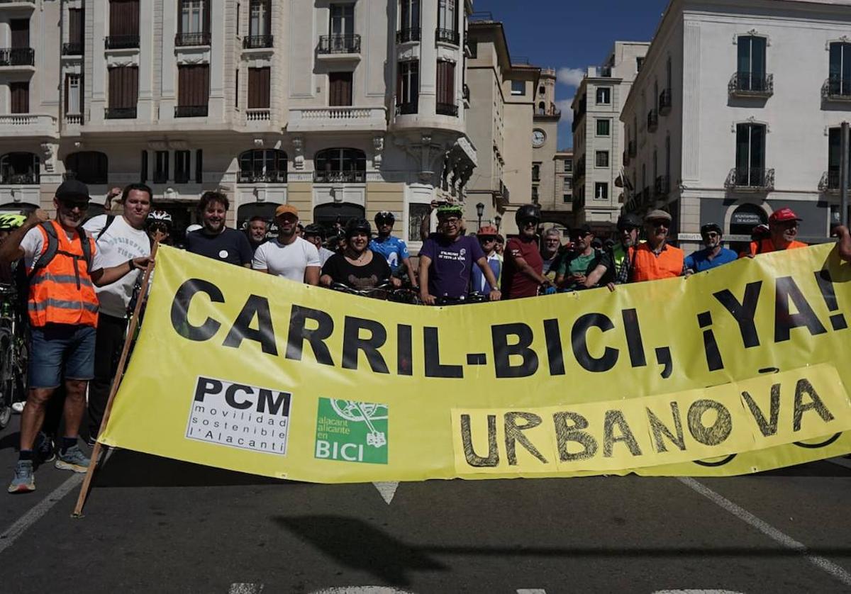 Miembros de Unidas Podemos en la 'bicifestación' de este domingo.