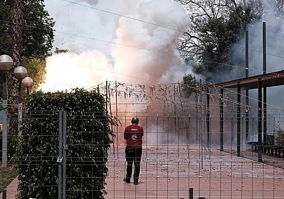 Disparo de la quinta mascletà del año de las Hogueras de Alicante en plaza América.