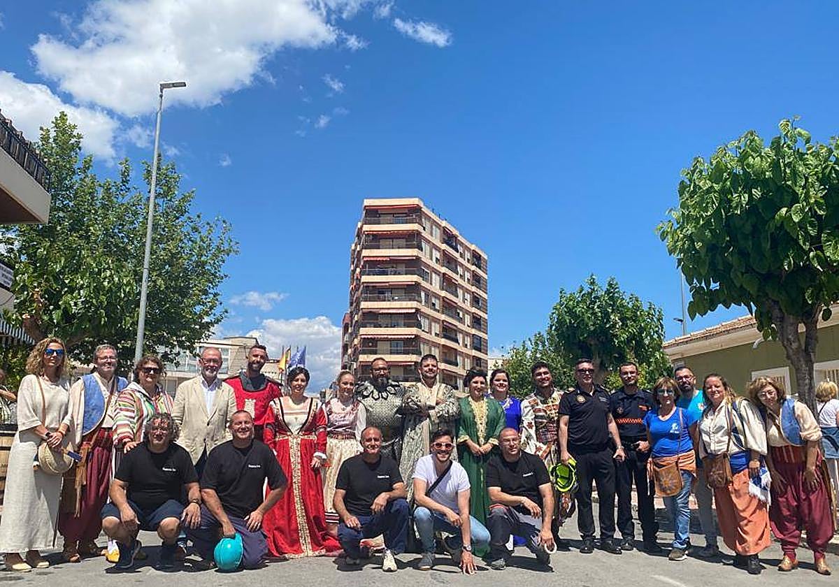 Los cargos festeros, políticos y los pirotécnicos.