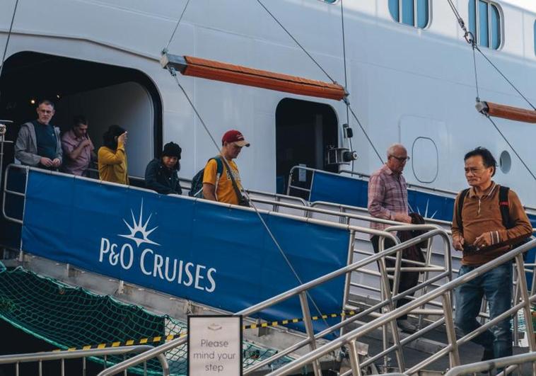 Cruceristas desembarcando en la ciudad.