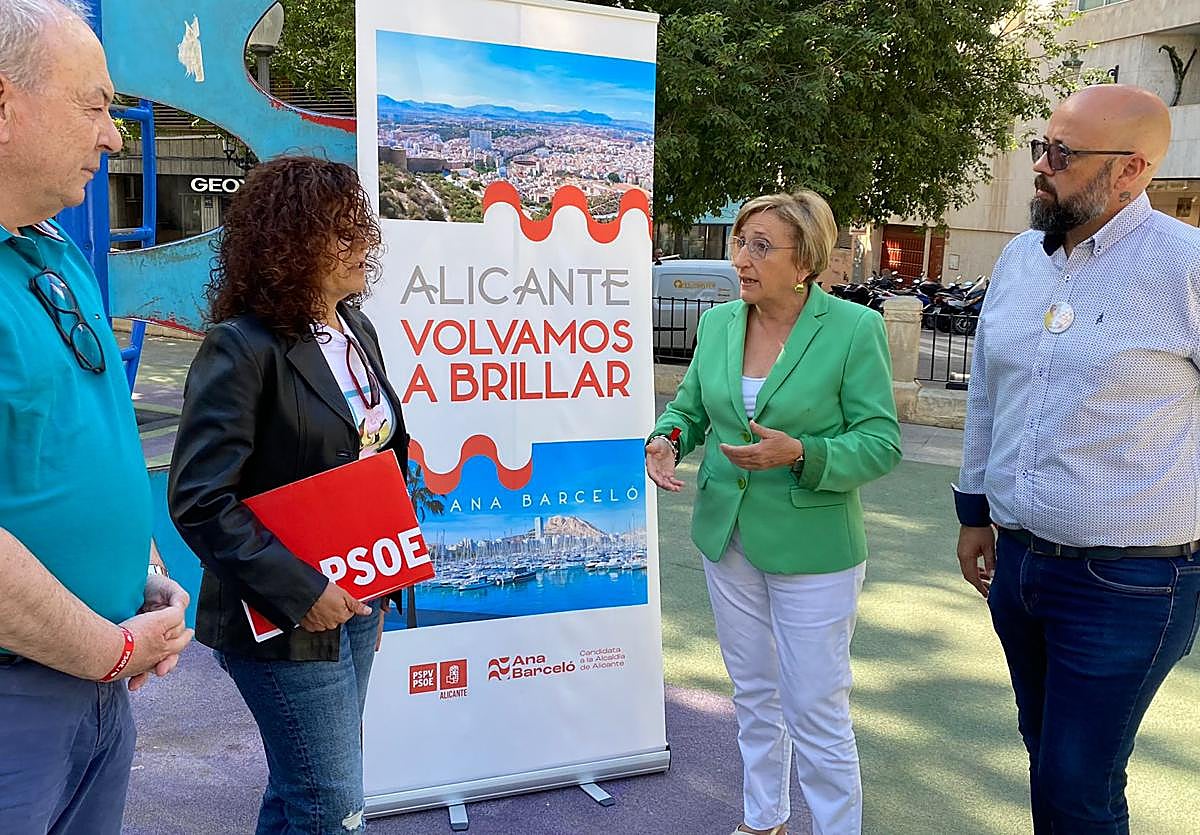La candidata del PSOE en Alicante presentando sus propuestas sobre infancia en una plaza de Alicante