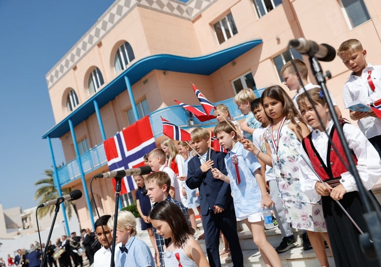 Imagen principal - Los residentes noruegos de l'Alfàs viven con pasión su día nacional