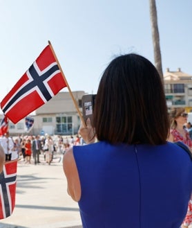 Imagen secundaria 2 - Los residentes noruegos de l'Alfàs viven con pasión su día nacional