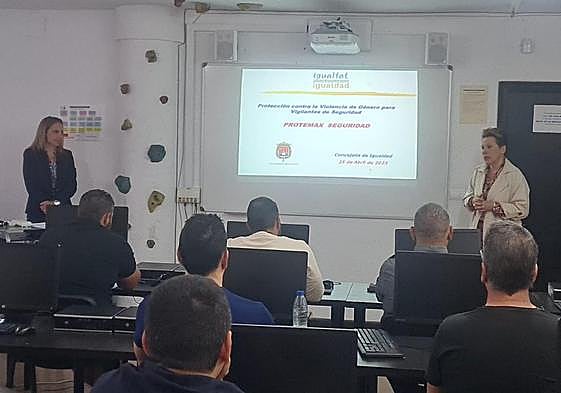 La edil de Igualdad, María Conejero, inaugura la formación en violencia de género para el personal de vigilancia de Protemax.