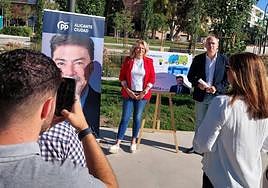Los candidatos Cristina García y Manuel Villar, en la presentación del programa de limpieza y transporte.