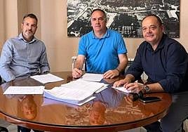 El responsable de la nueva contrata, con el alcalde, Santiago Román, y el concejal de Parques y Jardines, José Luis Olcina.