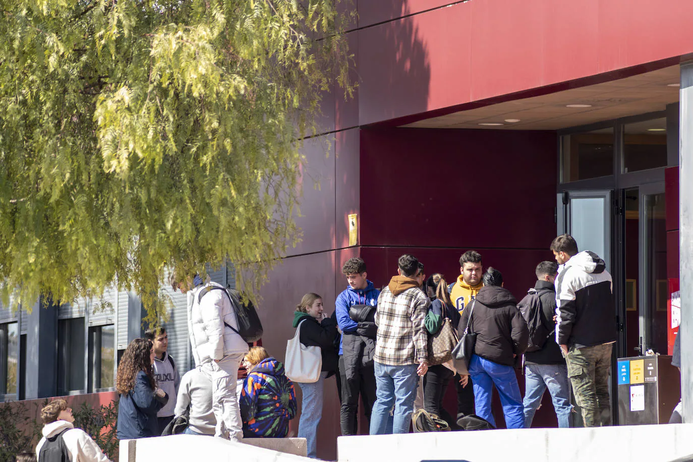 Estudiantes a las puertas de un aulario de la UMH.
