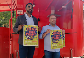 El organizador del evento, Amadou Sow, y el concejal de Comercio, Felip Sànchez.