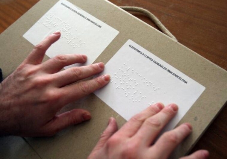 Imagen de un 'kit' de voto en braille