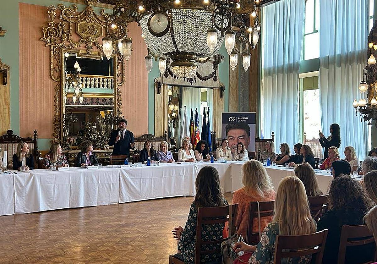 El alcalde, Luis Barcala, con la exministra Dolors Monserrat, en un encuentro con mujeres empresarias en el Casino de Alicante.