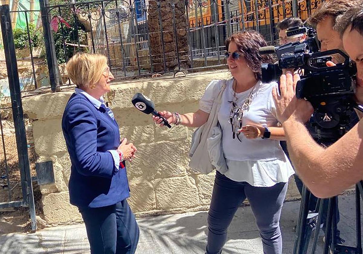 Ana Barceló atiende a À Punt para explicar su programa de limpieza urbana.