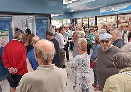 Colas en el mercado municipal de Babel para adquirir el Bono Consumo.