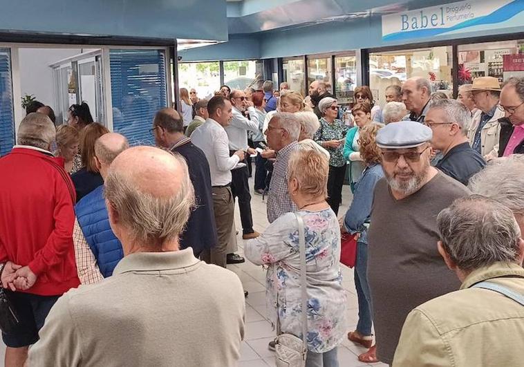 Colas en el mercado municipal de Babel para adquirir el Bono Consumo.