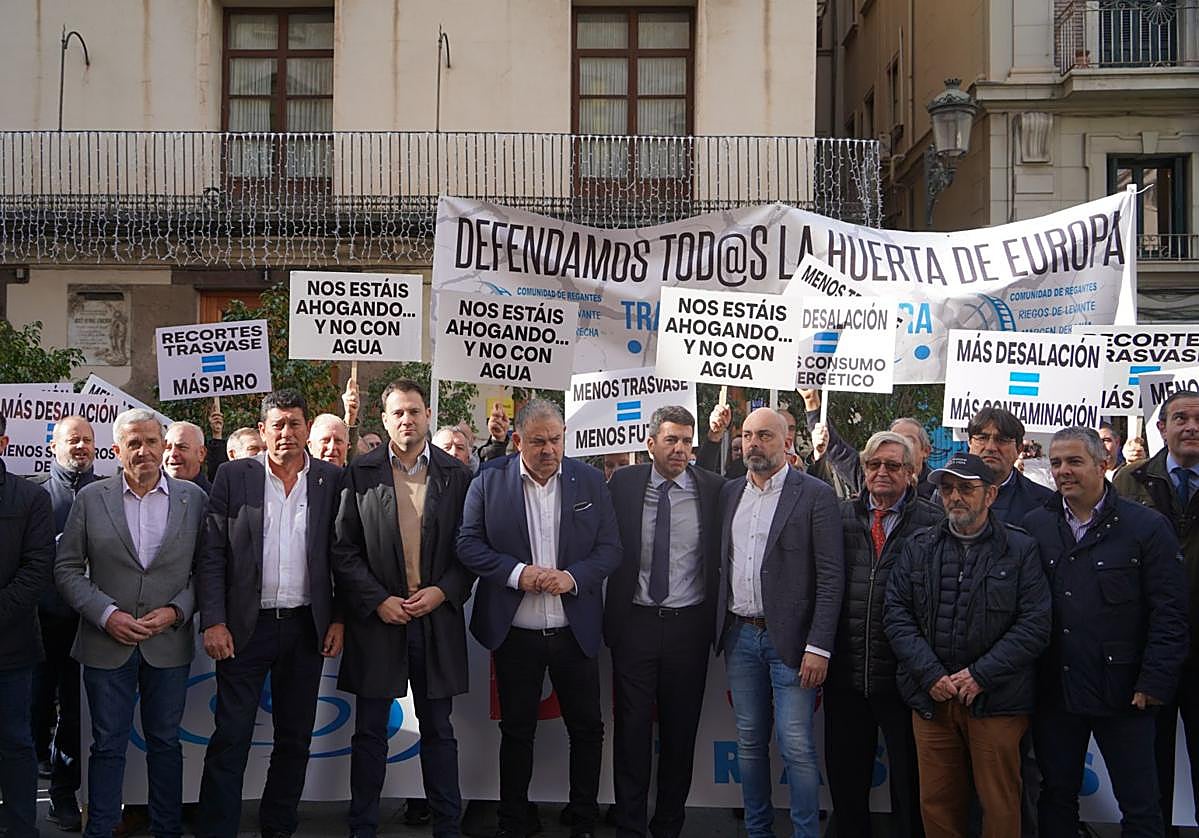 El presidente de la Diputación, Carlos Mazón, en una protesta de regantes.
