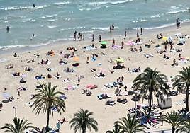 Bañistas en la playa del Postiguet de Alicante.