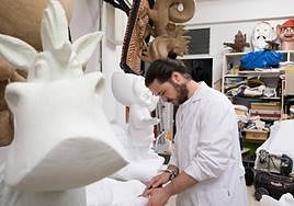 El artista Vicente Giner trabaja en la hoguera infantil de Calvo Sotelo.