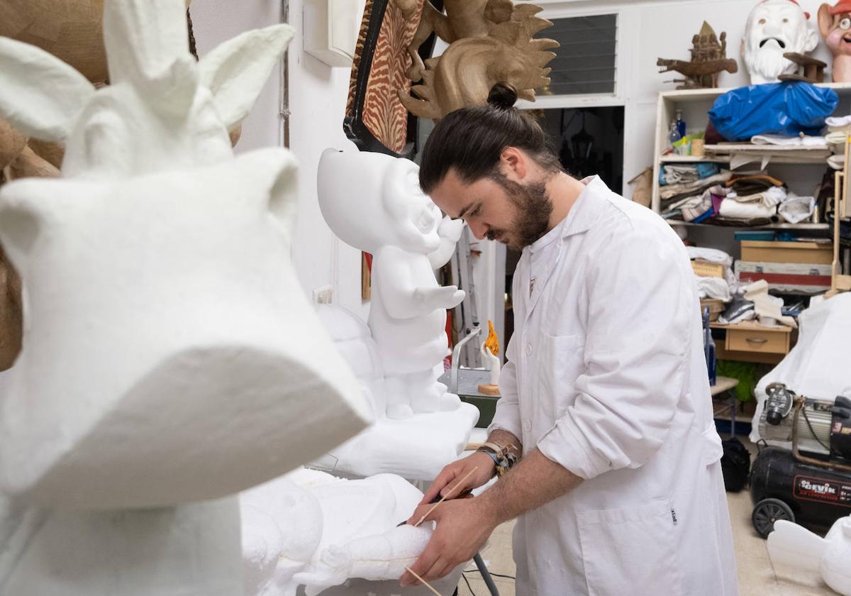 El artista Vicente Giner trabaja en la hoguera infantil de Calvo Sotelo.