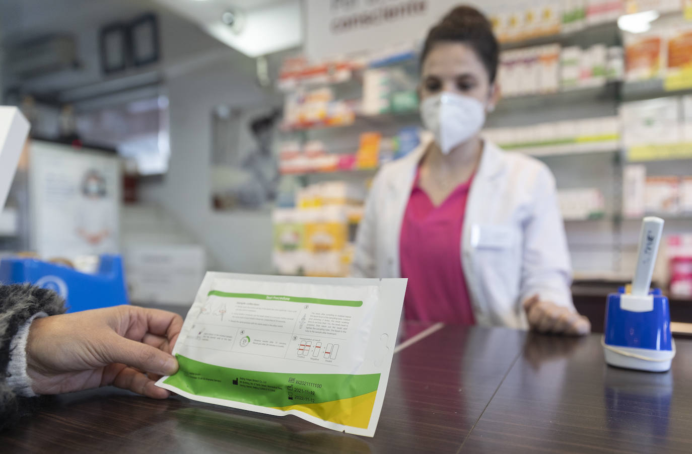 Un usuario compra un test de antígenos en una farmacia.