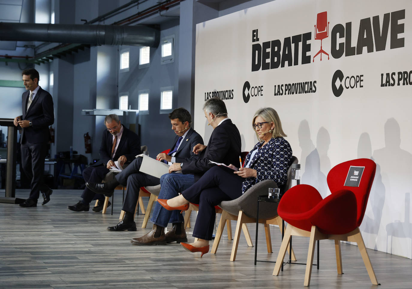 Los candidatos, instantes antes de empezar el debate.