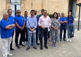 Los populares de Sant Joan, en la parada de la línea 31 del autobús interurbano.