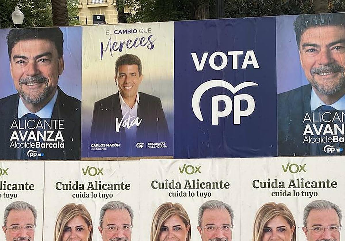 Carteles electorales en Alicante.