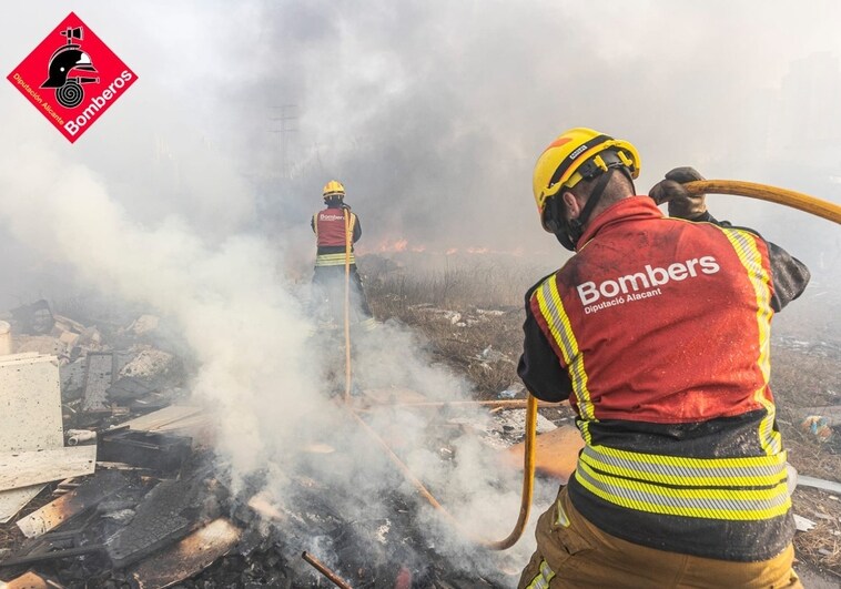 Imagen de los bomberos trabajando en las labores de extinción del incendio de Armanello