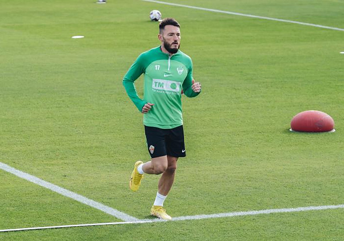 El crevillentino Josan Ferrández, durante un entrenamiento del Elche