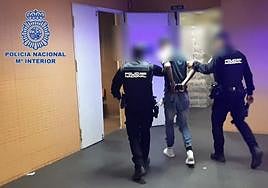 Agentes de la Policía Nacional llevan al detenido al juzgado.