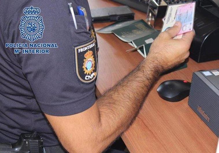 Cuatro detenidos en Alicante por usar las redes sociales para comprar documentos falsos