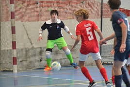 El jugador del Paidos, Iván Delgado, y el portero del equipo, Cayetano Iglesias en un partido.