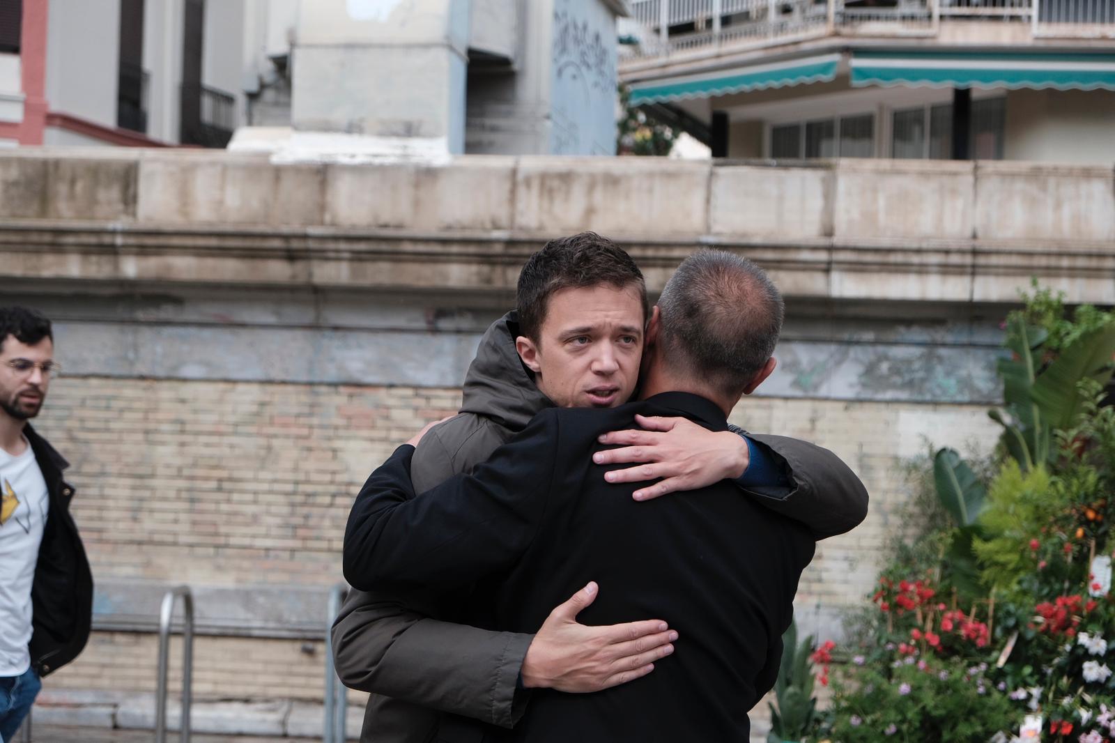 A Errejón se le pegan las sábanas en Alicante y llega hora y media tarde a un acto de campaña