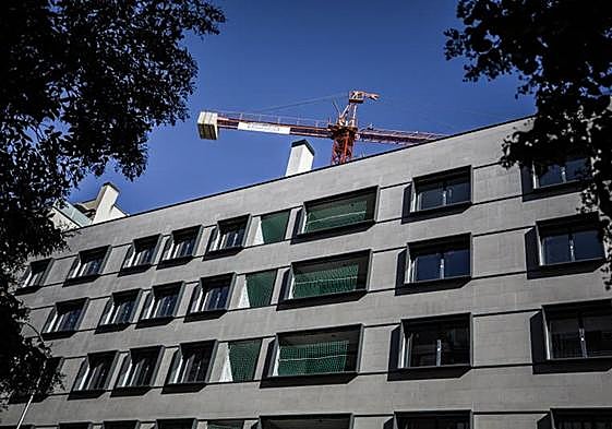 Edificio de viviendas con otra obra por detrás.