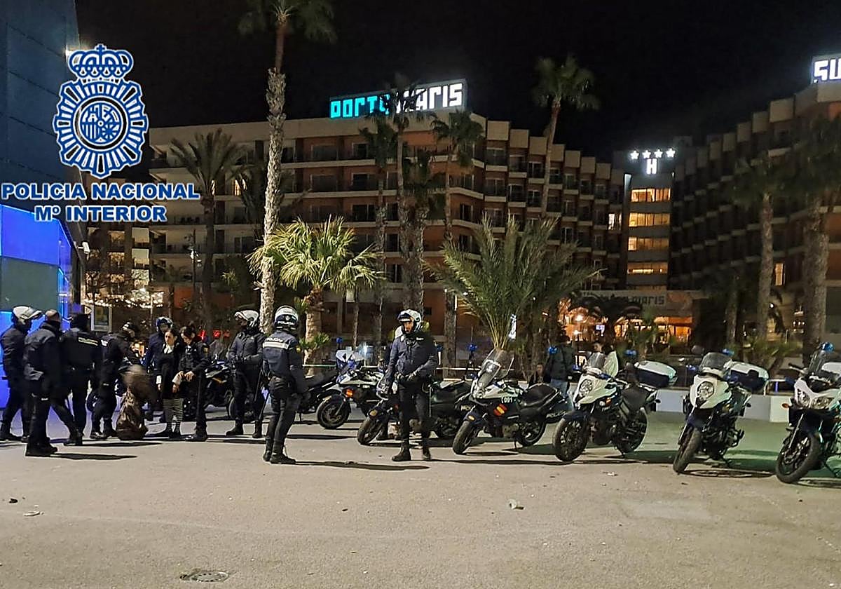 Dispositivo policial en el Puerto de Alicante.