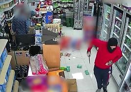 Momento del atraco en un bazar de Torrevieja.