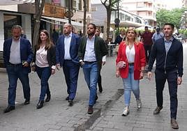 La comitiva de Vox, camino al mitin de San Vicente.