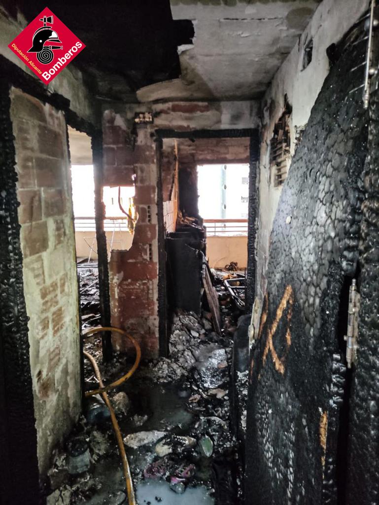 Imagen secundaria 2 - El incendio en una vivienda de Benidorm obliga a evacuar a 9 personas refugiadas en una azotea