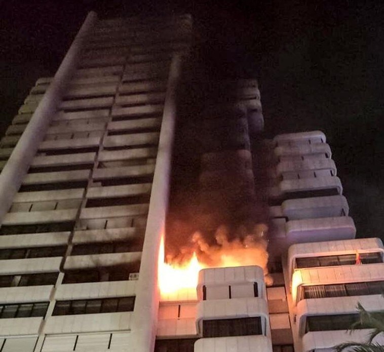 El incendio en una vivienda de Benidorm obliga a evacuar a 9 personas refugiadas en una azotea