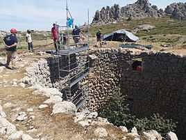 Trabajos de restauración de la nevera del Pla de la Casa.