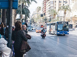 Personas esperan al autobús metropolitano durante una de las jornadas de huelga