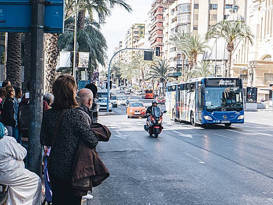 Personas esperan al autobús metropolitano durante una de las jornadas de huelga